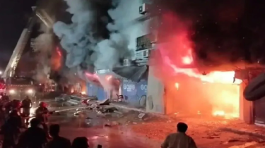 পাকিস্তানে শপিংমলে অগ্নিকাণ্ডে নিহত ৫, আহত ২০