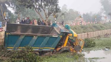 নওগাঁয় ভ্যানে ট্রাকের ধাক্কায়, ৫ জনের প্রাণহানি