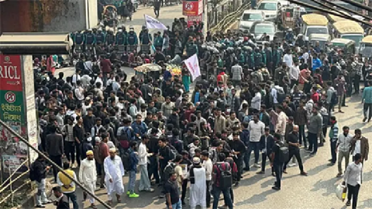 সায়েন্স ল্যাব মোড়ে শিক্ষার্থীদের অবরোধ, যান চলাচল বন্ধ