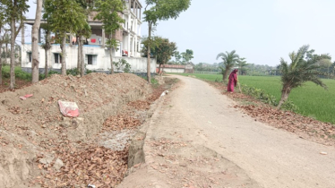 রাস্তা খুঁড়ে রাখায় ছয় মাস ধরে গ্রামবাসীর দুর্ভোগ রাস্তা খুঁড়ে রাখায় ছয় মাস ধরে গ্রামবাসীর দুর্ভোগ