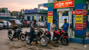 মোটরসাইকেলে ট্যাঙ্ক ফুল করতে ভিড় বাড়ছে যশোরে পেট্রোল পাম্পে মোটরসাইকেলে ট্যাঙ্ক ফুল করতে ভিড় বাড়ছে যশোরে পেট্রোল পাম্পে