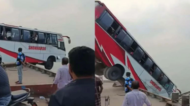ফেরিতে ওঠার সময় বাস নদীতে, হতাহতের শঙ্কা