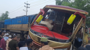 কুমিল্লায় বাস-ট্রেন সংঘর্ষে দায়িত্ব অবহেলায় দুই গেটম্যান বরখাস্ত