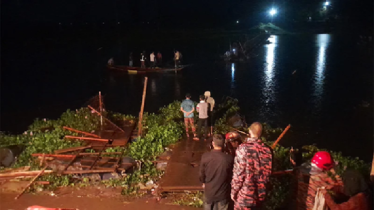 ভাসমান সেতু উল্টে নিহতের সংখ্যা বেড়ে ৫, নিখোঁজ ৫ ভাসমান সেতু উল্টে নিহতের সংখ্যা বেড়ে ৫, নিখোঁজ ৫