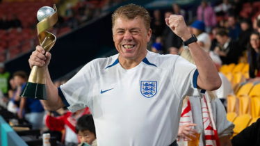 বিশ্বকাপ দেখতে বাড়ি বিক্রি করলেন ইংল্যান্ডের ‘সুপারফ্যান’