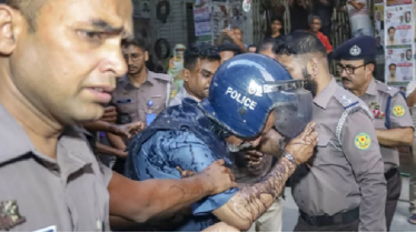 আদালত প্রাঙ্গণে মাসুদ উদ্দিনকে লক্ষ্য করে ডিম নিক্ষেপ