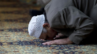 নামাজে মন ছুটে যায় কেনো? এলোমেলো চিন্তা কি করণীয়?
