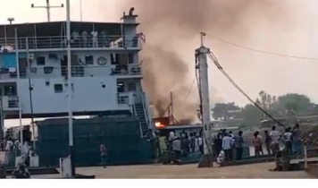 পাটুরিয়ায় ফেরিতে আগুন—কালো ধোঁয়ায় আতঙ্ক