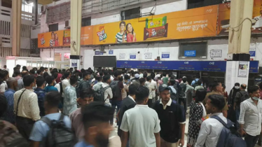 ট্রেনে উঠতে না পারার শঙ্কায় যাত্রীরা আগেভাগেই স্টেশনে হাজির