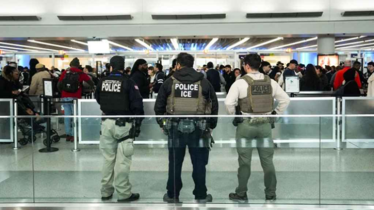 যুক্তরাষ্ট্রে বিমানবন্দরে আইস এজেন্ট মোতায়েন