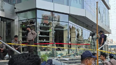 রিকশাচালক ‘হত্যা’ গুজবে শপিং মলে ভাঙচুর, গ্রেফতার ১২ রিকশাচালক ‘হত্যা’ গুজবে শপিং মলে ভাঙচুর, গ্রেফতার ১২