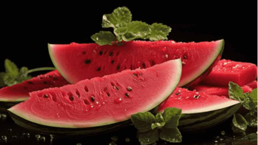 খেয়ে ফেলেছেন তরমুজের বীজ? জানুন কী হতে পারে