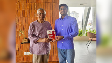 ইউনূসের হাতে ‘স্ফুলিঙ্গ থেকে দাবানল’: ছাত্রদল নেতার বই উপহার