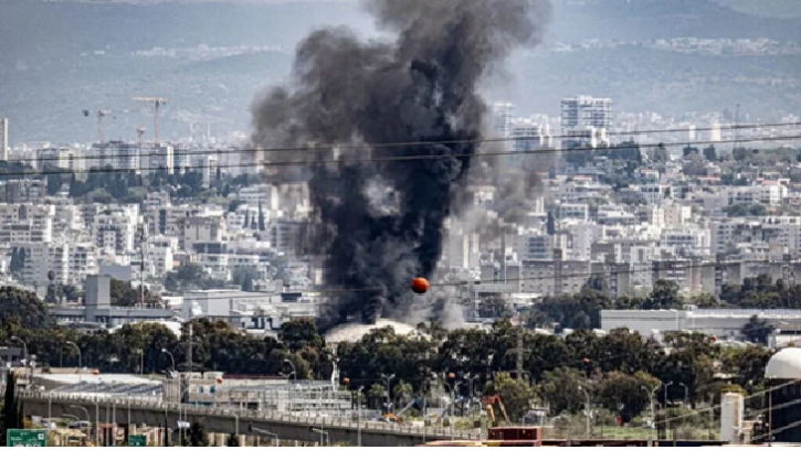 ইরানের হামলায় জ্বলছে ইসরায়েলের সর্ববৃহৎ তেল শোধনাগার