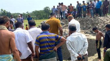 পিরোজপুরে গর্ত খুঁড়তে গিয়ে মাটি ধসে ২ শ্রমিকের মৃত্যু পিরোজপুরে গর্ত খুঁড়তে গিয়ে মাটি ধসে ২ শ্রমিকের মৃত্যু
