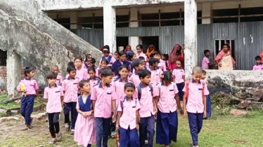 শিক্ষার্থীরা ‘গোয়ালঘরে’, পুলিশ থাকছে ক্লাসে