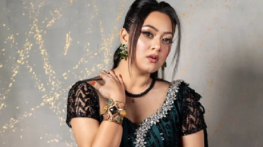 গ্ল্যামারাস লুকে মুগ্ধতা ছড়ালেন দীঘি