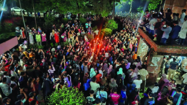 ধর্ষণচেষ্টার ঘটনায় উত্তাল জাবি, বিক্ষুব্ধ ছাত্রীরা রাস্তায়