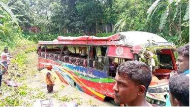 কুষ্টিয়ায় ভয়াবহ সড়ক দুর্ঘটনা, বাস খাদে পড়ে নিহত ৪ কুষ্টিয়ায় ভয়াবহ সড়ক দুর্ঘটনা, বাস খাদে পড়ে নিহত ৪