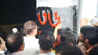 নিজ হাতে ‘৩৬ জুলাই’ গ্রাফিতি আঁকলেন মেয়র শাহাদাত