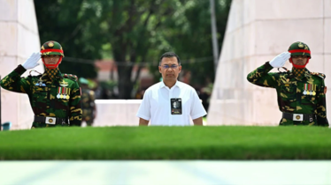 শহীদ রাষ্ট্রপতি জিয়ার সমাধিতে প্রধানমন্ত্রীর শ্রদ্ধা নিবেদন