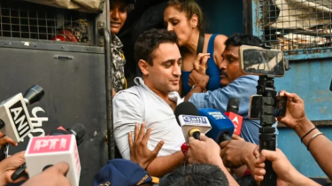 বিক্ষোভে অংশ নেয়ায় ইমরান খানকে ভারত ছাড়ার নির্দেশ বিক্ষোভে অংশ নেয়ায় ইমরান খানকে ভারত ছাড়ার নির্দেশ