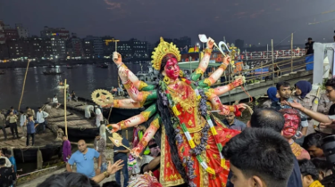 বুড়িগঙ্গায় প্রতিমা বিসর্জন, ঘাটজুড়ে বিদায়ের আবেগ