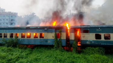 চট্টগ্রামে পরিত্যক্ত ট্রেনের বগিতে আগুন