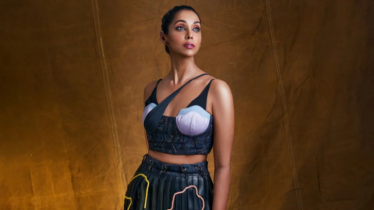 চুমুর দৃশ্যে ‘নিয়ন্ত্রণ’ হারালেন অভিনেতা, অস্বস্তিতে অভিনেত্রী চুমুর দৃশ্যে ‘নিয়ন্ত্রণ’ হারালেন অভিনেতা, অস্বস্তিতে অভিনেত্রী
