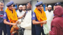 হাঁস-মুরগি নিয়ে ওসিকে বিদায় জানালেন এলাকাবাসী হাঁস-মুরগি নিয়ে ওসিকে বিদায় জানালেন এলাকাবাসী