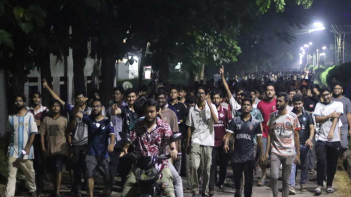 হুমকি উপেক্ষা করে মধ্যরাতে উত্তাল চুয়েট